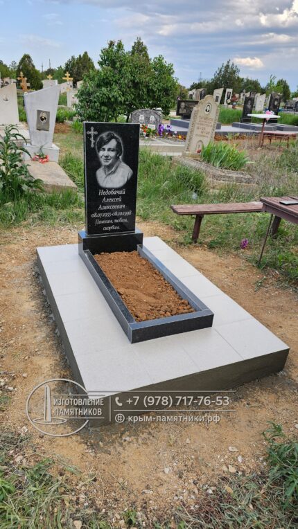 Мужской гранитный памятник строгой формы