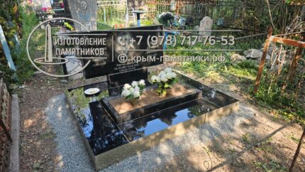 Двойной семейный памятник из черного гранита габбро-буки в Крыму