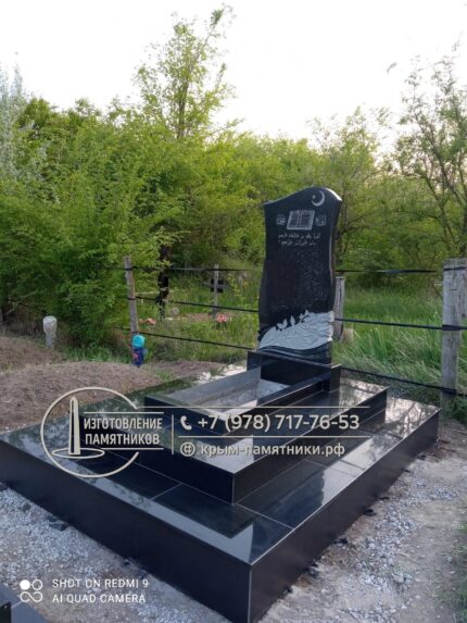 Строгий мусульманский памятник без портрета
