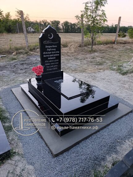 Мусульманский памятник строгой прямой формы из гранита