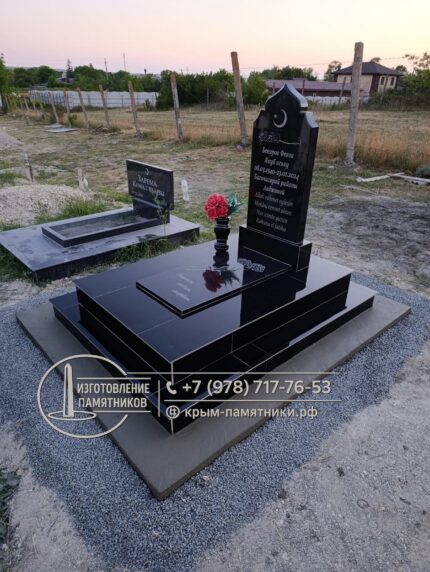 Гранитный мусульманский памятник с полукруглым верхом