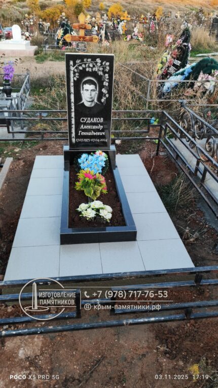 Мужской памятник из полированного гранита