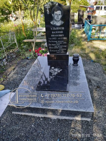 Строгий мужской памятник из гранита