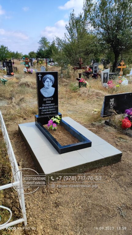 Женский памятник с крестом и орнаментом