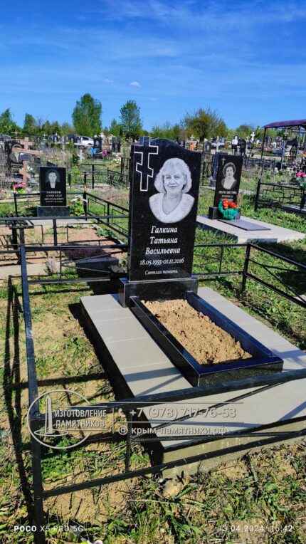 Памятник женщине с резным декором