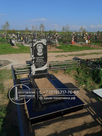 Женский памятник с плавным верхом
