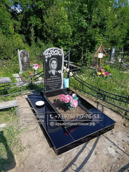 Памятник женщине с изящным верхом