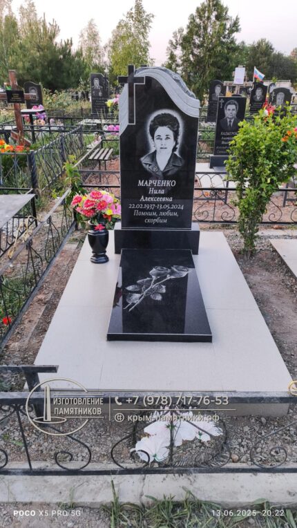 Женский памятник с округлой геометрией