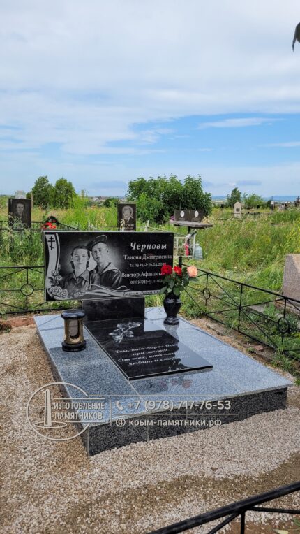 Памятник на два места с гравировкой портретов и светлой гранитной облицовкой в Крыму