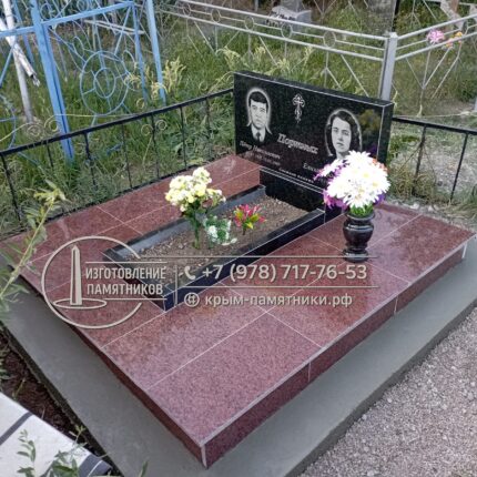 Семейный горизонтальный памятник 100х50х8 из черного гранита с облицовкой лезник и цветником