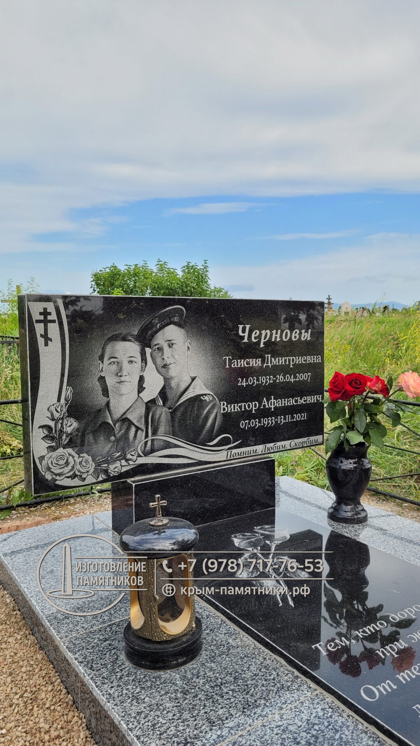 semejnyj-gorizontalnyj-pamyatnik-s-dvumya-portretami-krym Семейный горизонтальный памятник из черного гранита с двумя портретами и художественным оформлением