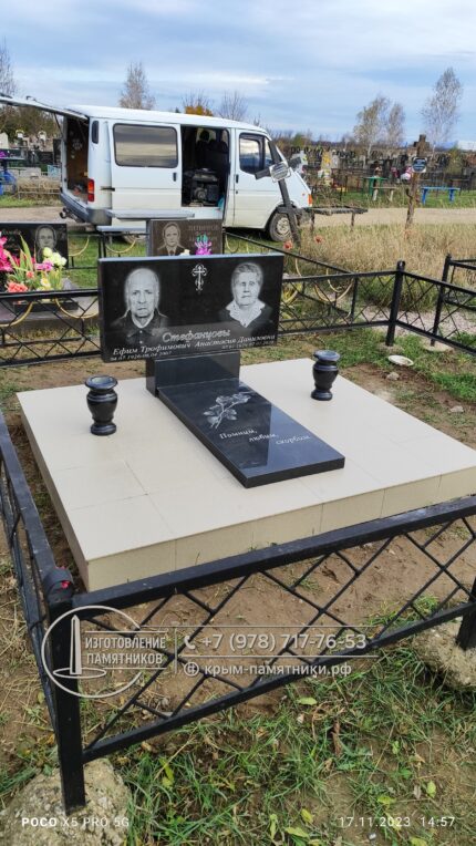 Семейный горизонтальный памятник из черного гранита с облицовкой и надгробной плитой