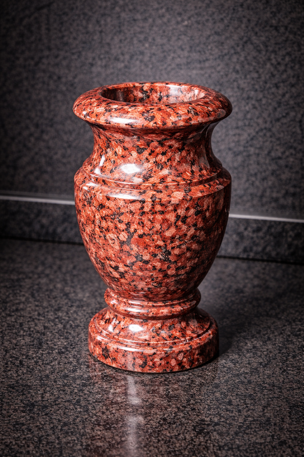 vaza-30-sm-iz-krasnogo-granita-leznik-polirovannaya Гранитная ваза 30 см из красного гранита Лезник с полированной поверхностью для памятника