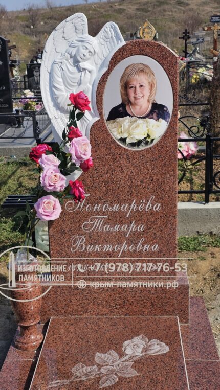Памятник из гранита Лезник с резным ангелом и портретом на кладбище