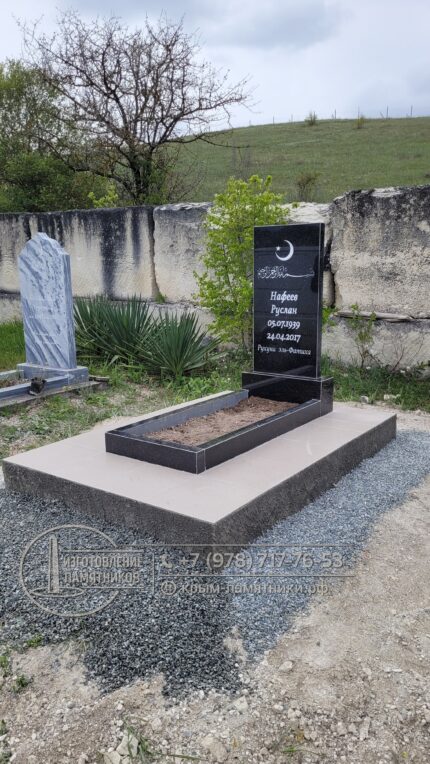 Вертикальный гранитный памятник в мусульманском стиле с гравировкой